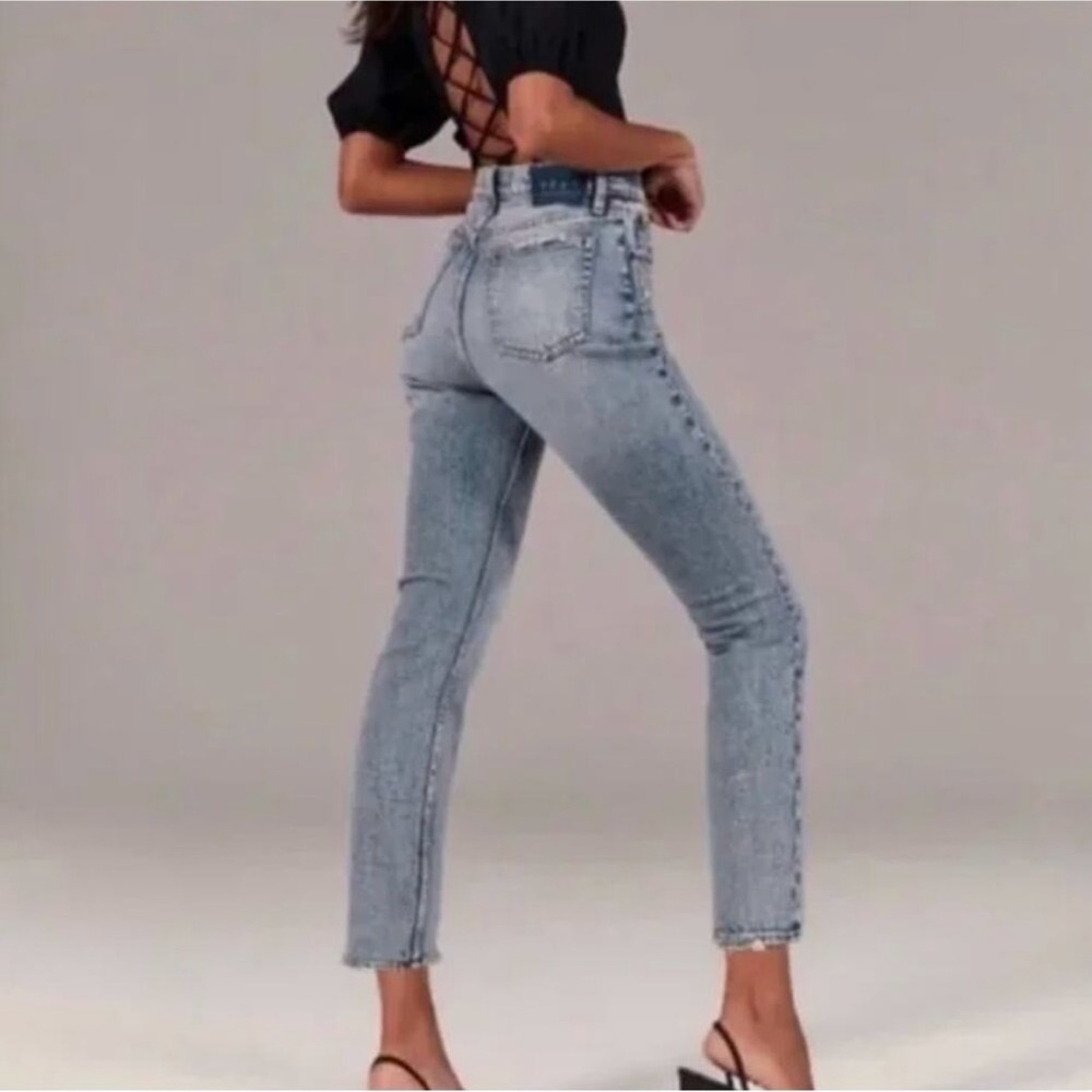 Abercrombie & Fitch Women's High Rise Light Blue Jeans - Picture 2 of 9